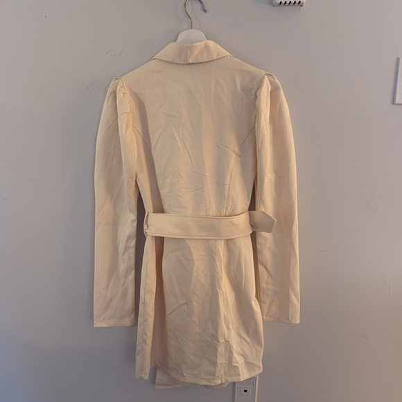 Cream Party Belted Dress - Picture 4 of 4